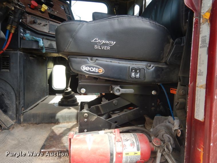 image for item HU9289 2000 Freightliner FLD 120  semi truck