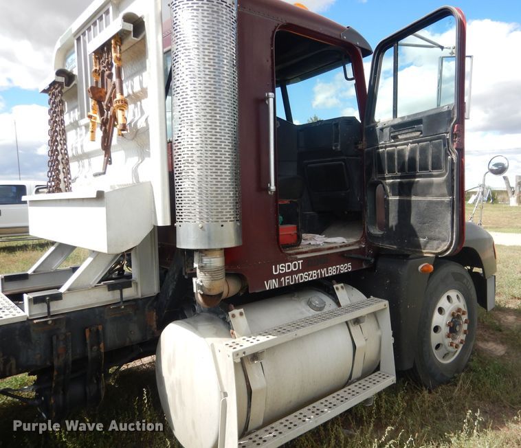 image for item HU9289 2000 Freightliner FLD 120  semi truck