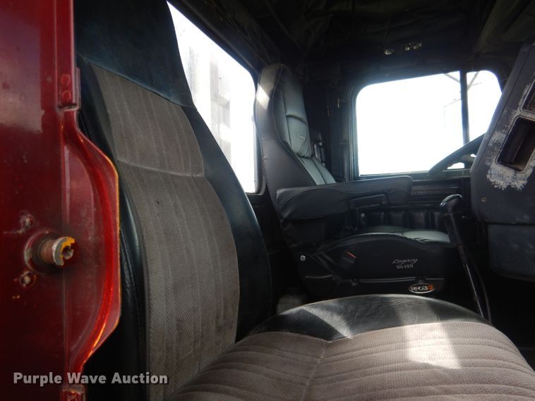 image for item HU9289 2000 Freightliner FLD 120  semi truck