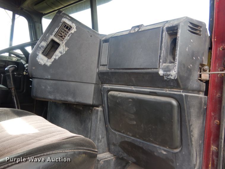 image for item HU9289 2000 Freightliner FLD 120  semi truck