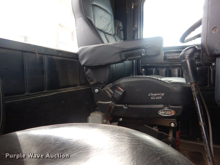 image for item HU9289 2000 Freightliner FLD 120  semi truck