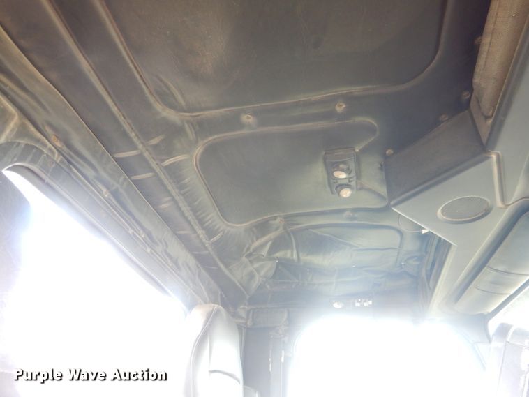 image for item HU9289 2000 Freightliner FLD 120  semi truck