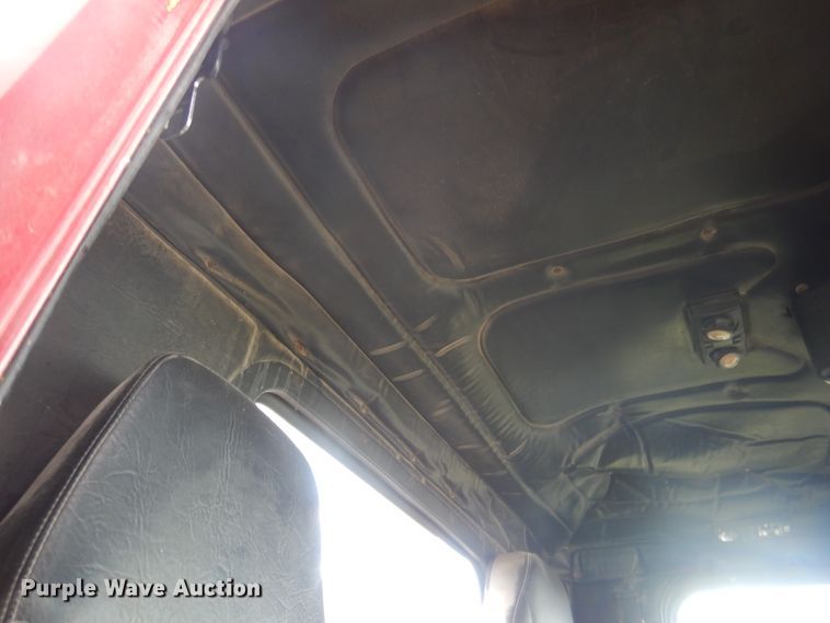 image for item HU9289 2000 Freightliner FLD 120  semi truck