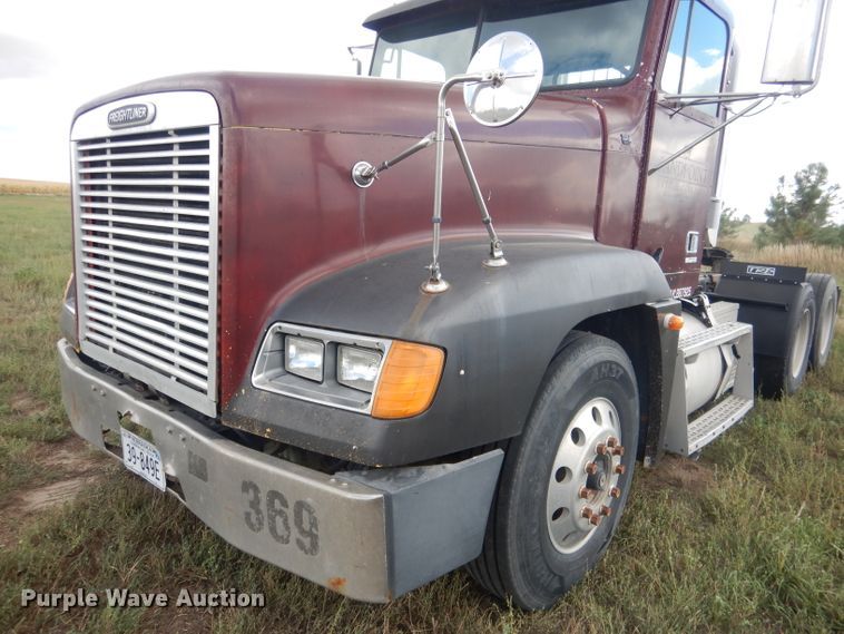 image for item HU9289 2000 Freightliner FLD 120  semi truck