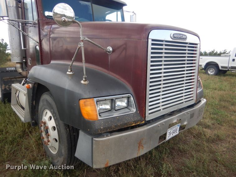 image for item HU9289 2000 Freightliner FLD 120  semi truck