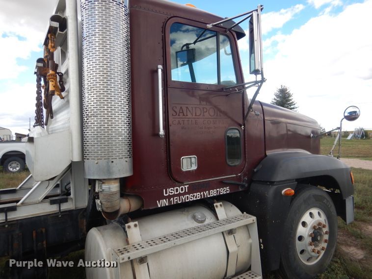 image for item HU9289 2000 Freightliner FLD 120  semi truck