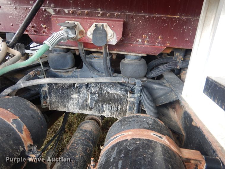 image for item HU9289 2000 Freightliner FLD 120  semi truck