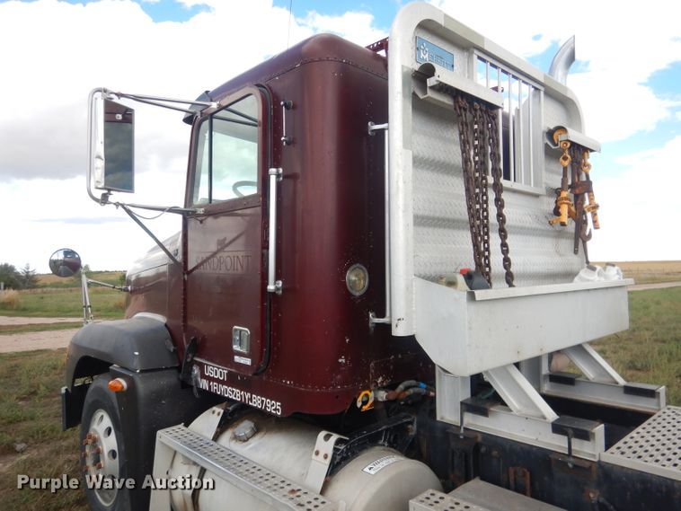 image for item HU9289 2000 Freightliner FLD 120  semi truck