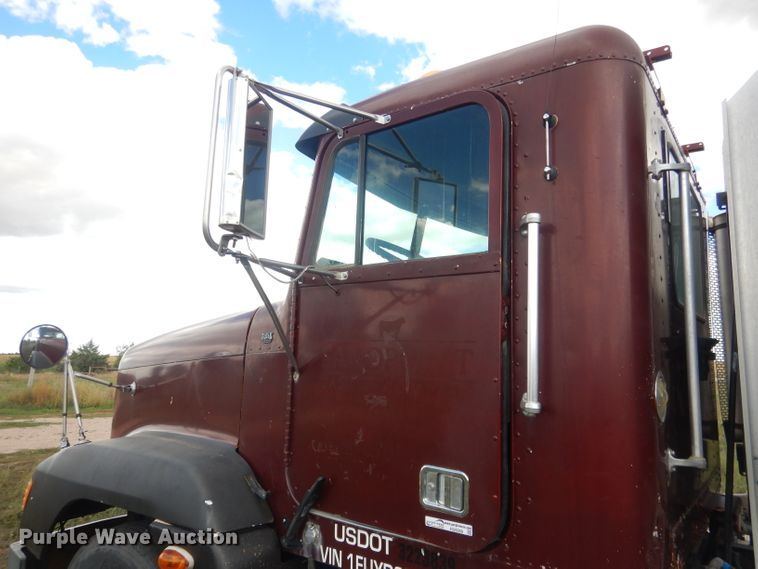 image for item HU9289 2000 Freightliner FLD 120  semi truck