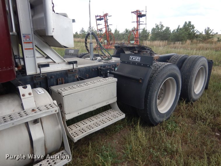 image for item HU9289 2000 Freightliner FLD 120  semi truck