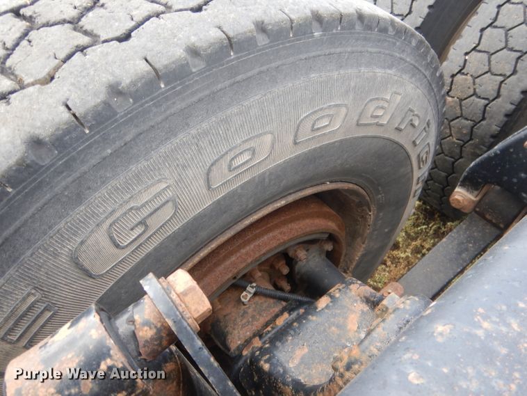 image for item HU9289 2000 Freightliner FLD 120  semi truck