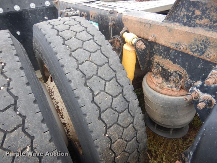 image for item HU9289 2000 Freightliner FLD 120  semi truck