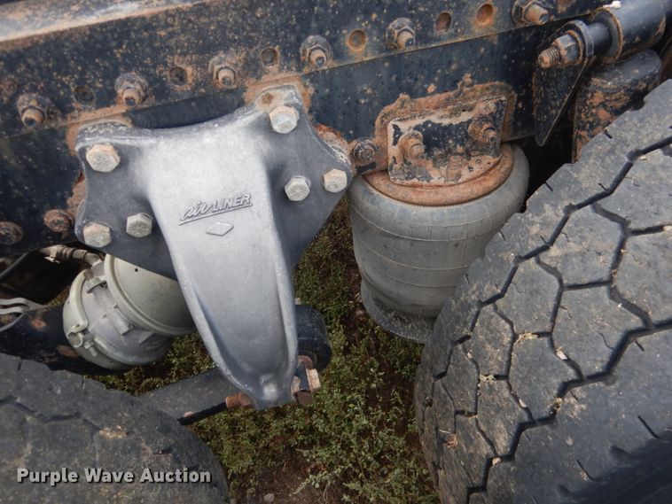 image for item HU9289 2000 Freightliner FLD 120  semi truck