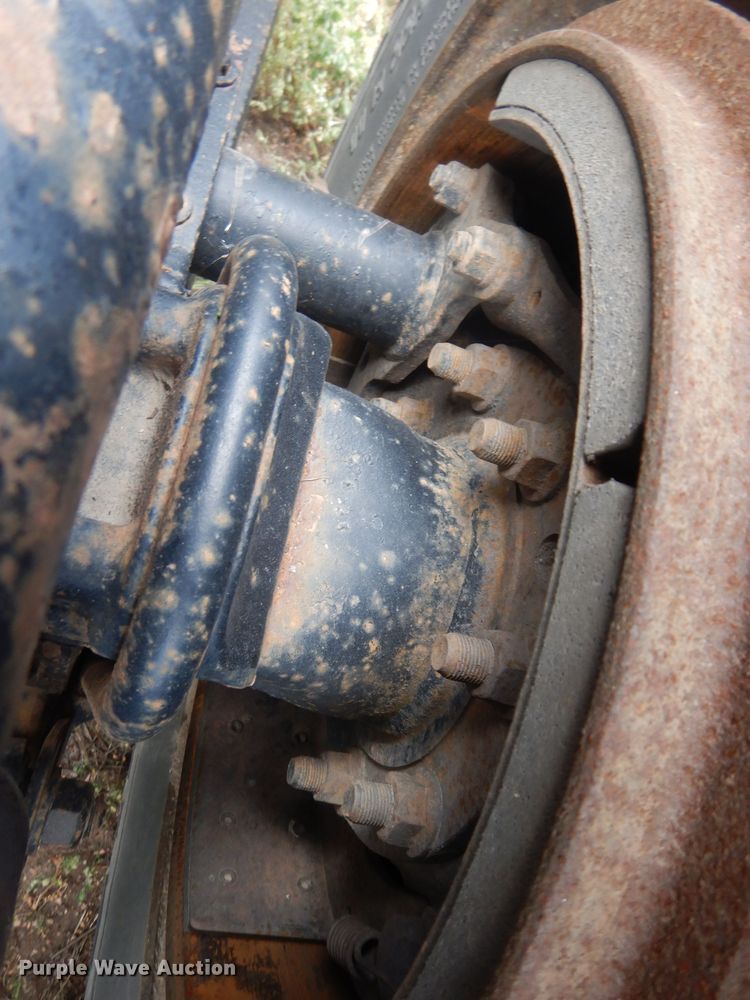 image for item HU9289 2000 Freightliner FLD 120  semi truck