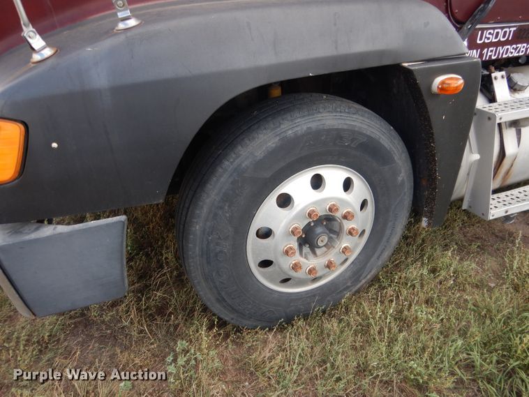 image for item HU9289 2000 Freightliner FLD 120  semi truck