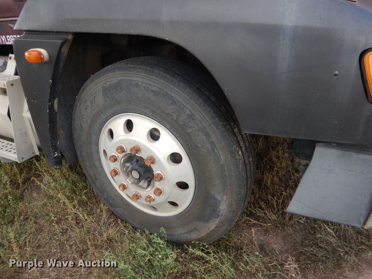 image for item HU9289 2000 Freightliner FLD 120  semi truck