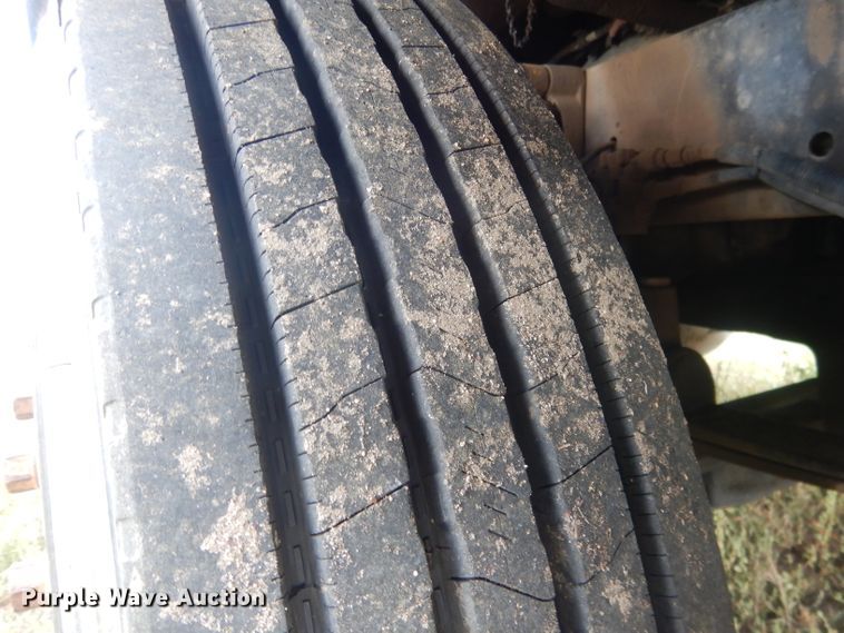 image for item HU9289 2000 Freightliner FLD 120  semi truck