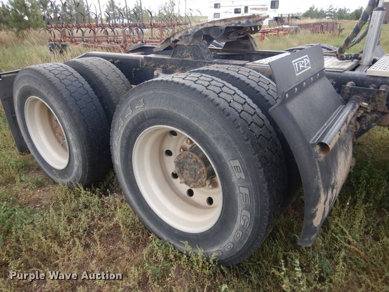 image for item HU9289 2000 Freightliner FLD 120  semi truck