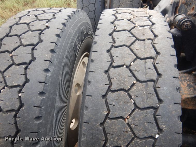 image for item HU9289 2000 Freightliner FLD 120  semi truck