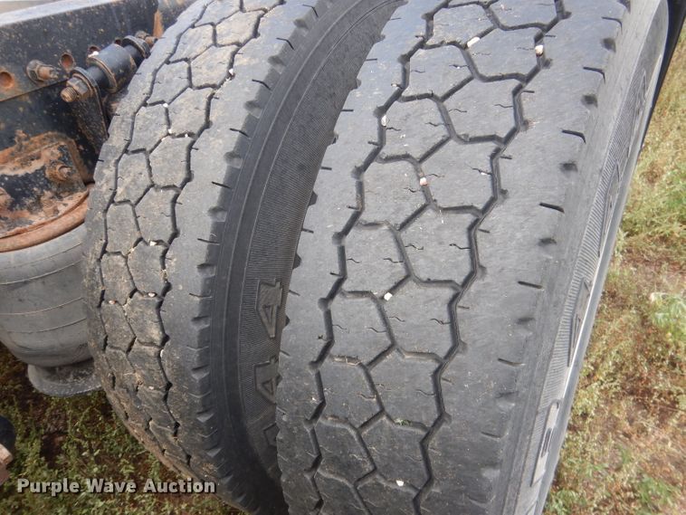 image for item HU9289 2000 Freightliner FLD 120  semi truck