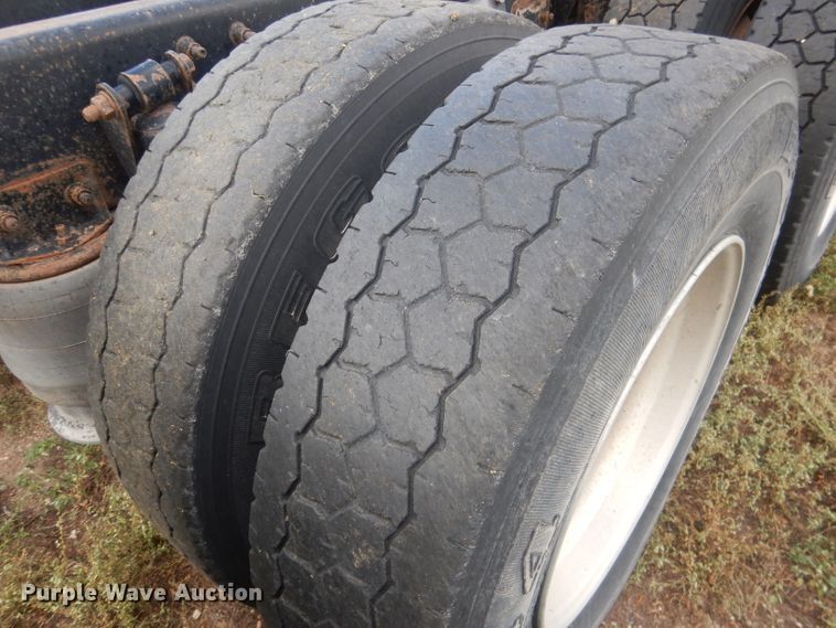 image for item HU9289 2000 Freightliner FLD 120  semi truck