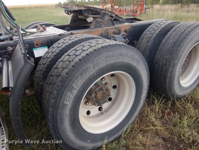 image for item HU9289 2000 Freightliner FLD 120  semi truck