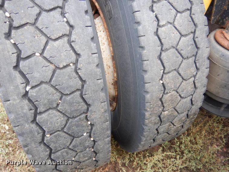 image for item HU9289 2000 Freightliner FLD 120  semi truck