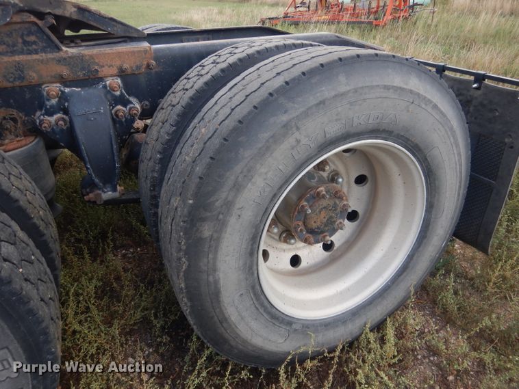 image for item HU9289 2000 Freightliner FLD 120  semi truck