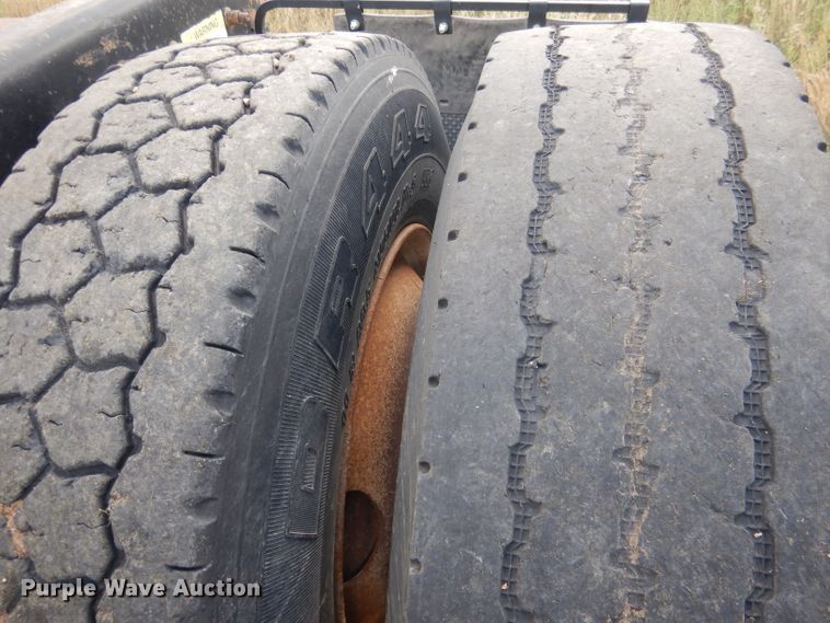 image for item HU9289 2000 Freightliner FLD 120  semi truck