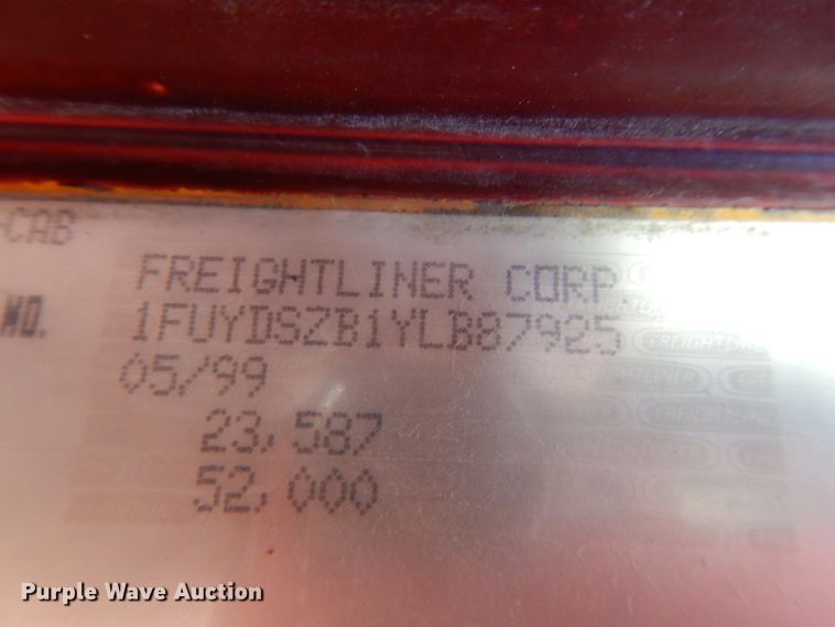 image for item HU9289 2000 Freightliner FLD 120  semi truck