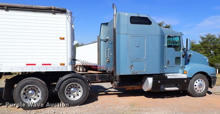 image for item IN9692 2006 Kenworth T600  semi truck