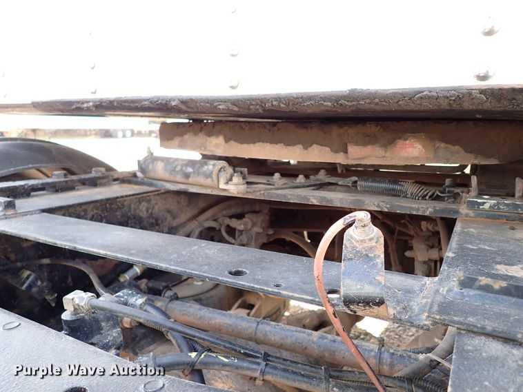 image for item IN9692 2006 Kenworth T600  semi truck