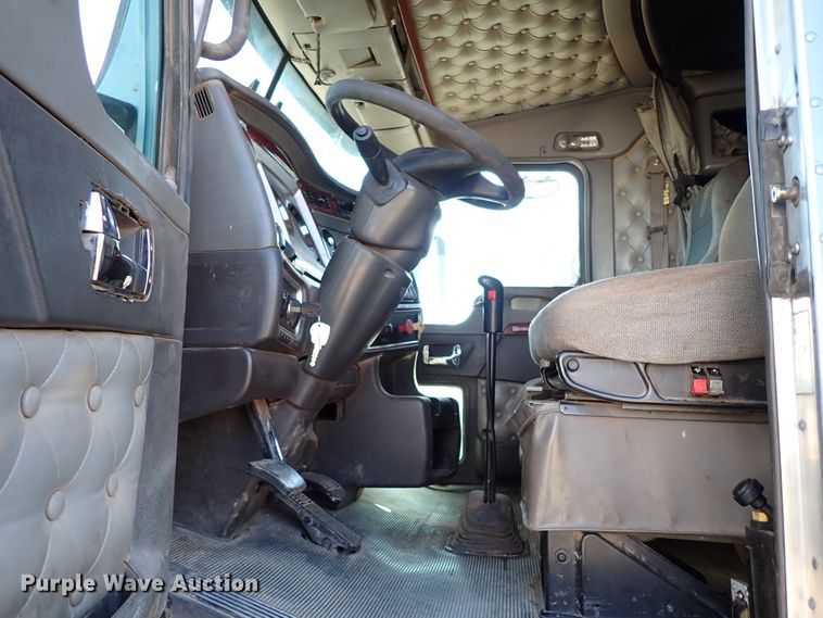 image for item IN9692 2006 Kenworth T600  semi truck