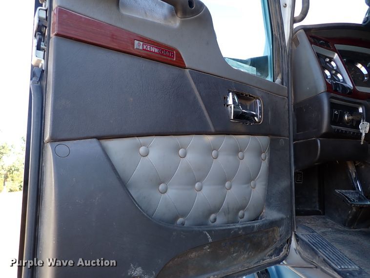 image for item IN9692 2006 Kenworth T600  semi truck