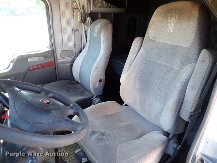 image for item IN9692 2006 Kenworth T600  semi truck