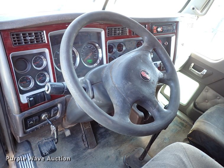 image for item IN9692 2006 Kenworth T600  semi truck