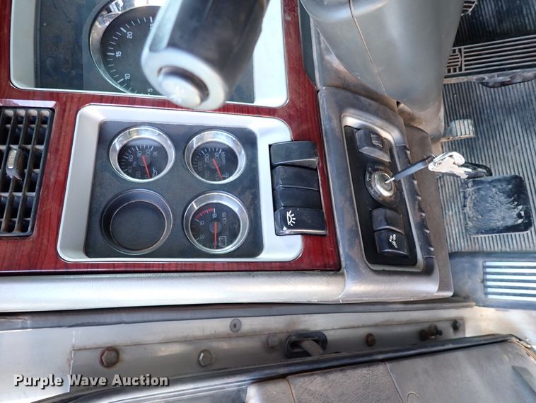 image for item IN9692 2006 Kenworth T600  semi truck