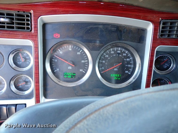 image for item IN9692 2006 Kenworth T600  semi truck