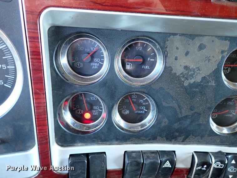 image for item IN9692 2006 Kenworth T600  semi truck