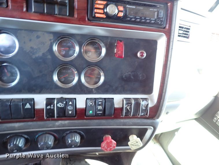 image for item IN9692 2006 Kenworth T600  semi truck