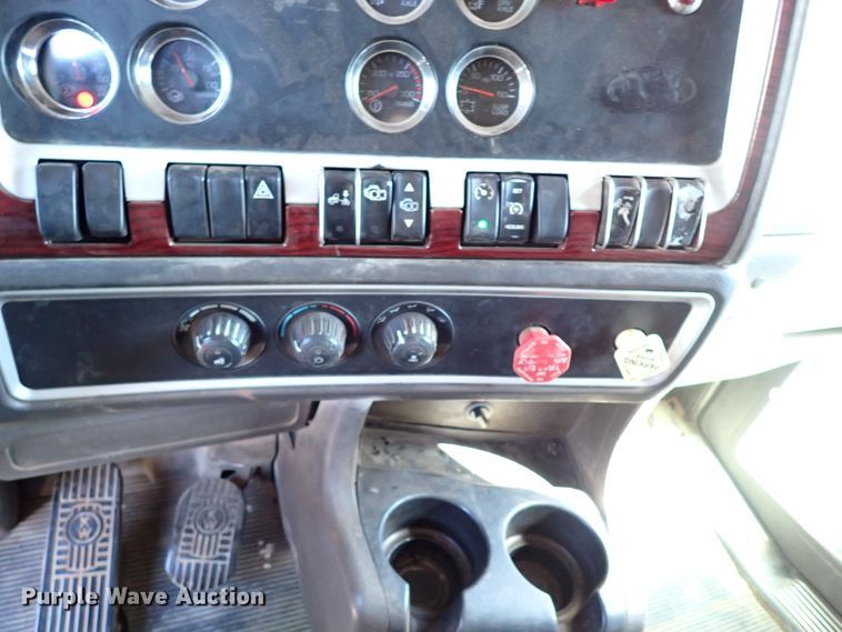 image for item IN9692 2006 Kenworth T600  semi truck