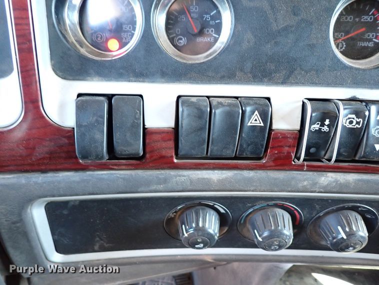 image for item IN9692 2006 Kenworth T600  semi truck