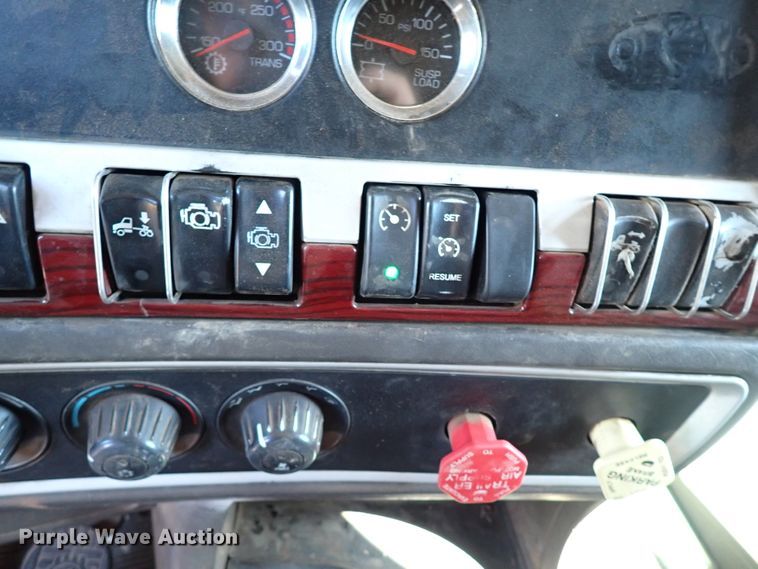 image for item IN9692 2006 Kenworth T600  semi truck