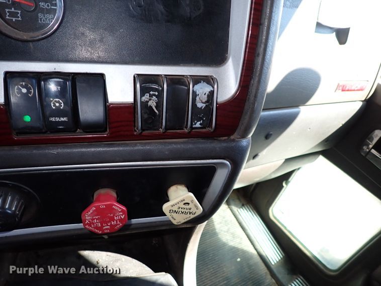 image for item IN9692 2006 Kenworth T600  semi truck