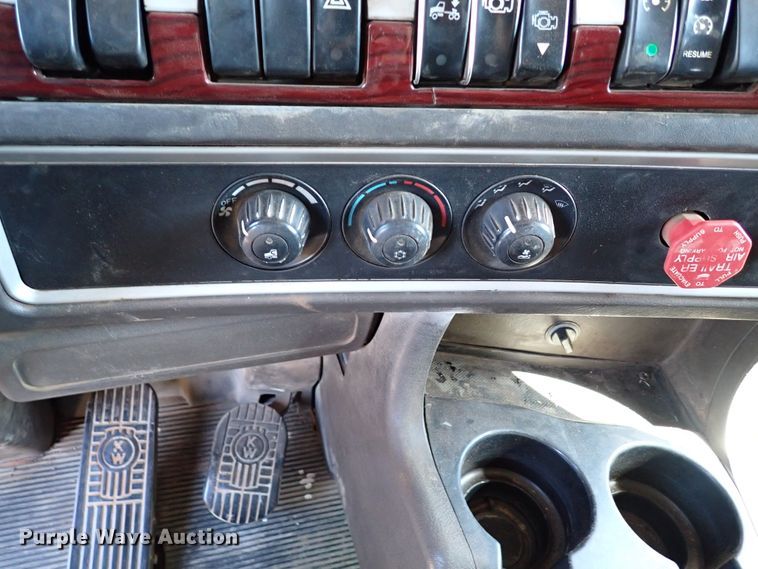 image for item IN9692 2006 Kenworth T600  semi truck