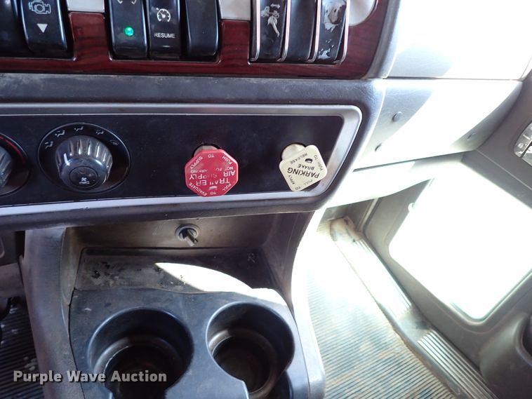 image for item IN9692 2006 Kenworth T600  semi truck