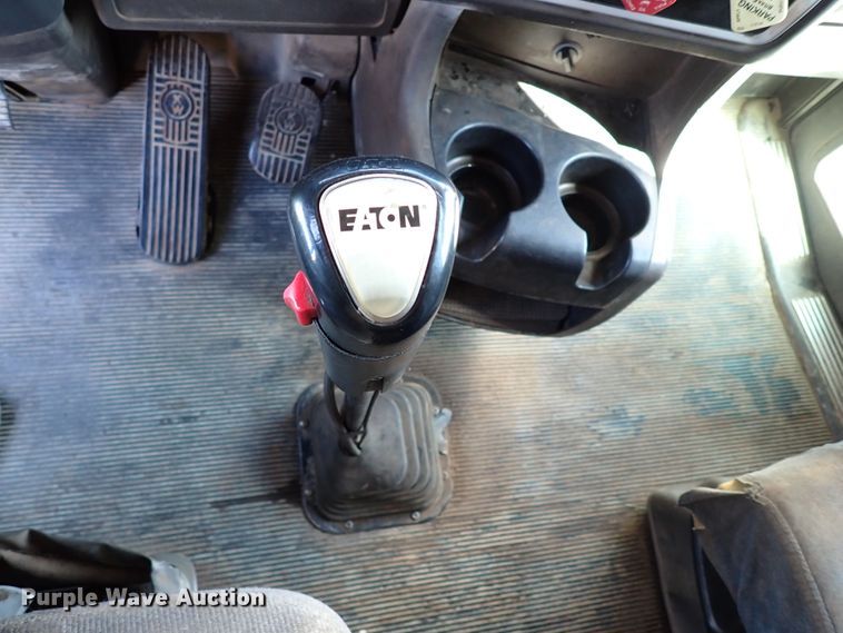 image for item IN9692 2006 Kenworth T600  semi truck