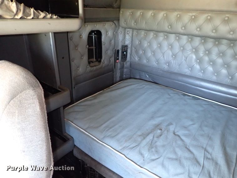 image for item IN9692 2006 Kenworth T600  semi truck