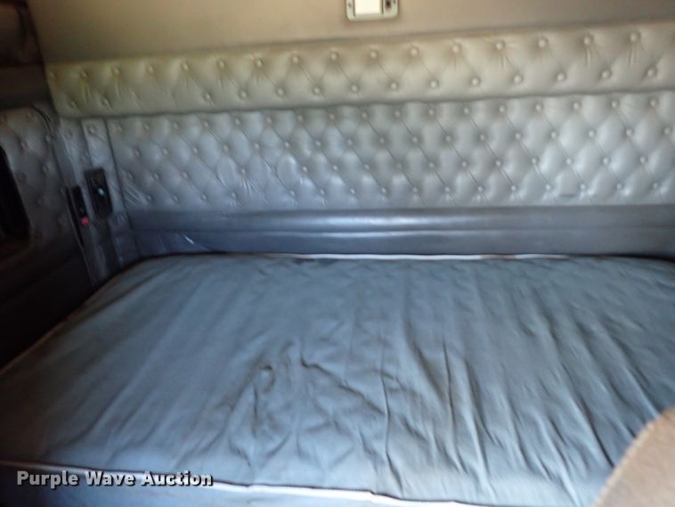 image for item IN9692 2006 Kenworth T600  semi truck