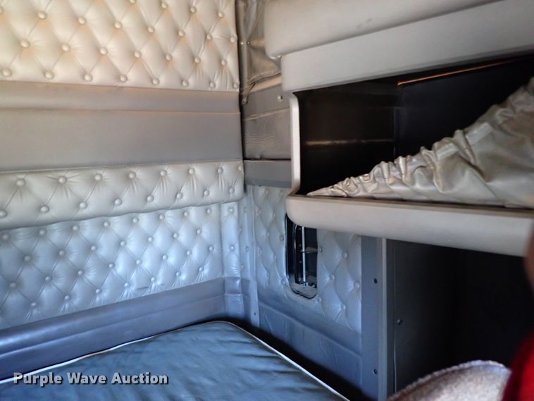 image for item IN9692 2006 Kenworth T600  semi truck